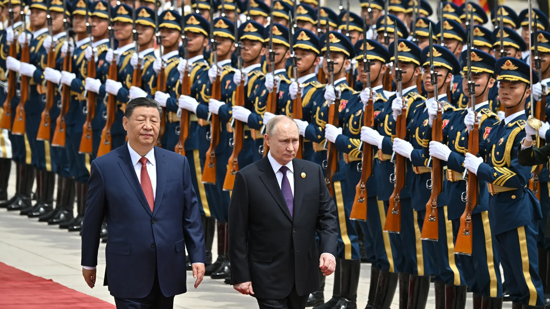 Beijing (China), 15/05/2024.- Russian President Vladimir Putin (R) attends a welcome ceremony with Chinese President Xi Jinping outside the Great Hall of the People in Beijing, China, 16 May 2024. The Russian president is on an official visit to China on 16 and 17 May. (Rusia) EFE/EPA/SERGEY BOBYLEV / SPUTNIK / KREMLIN POOL MANDATORY CREDIT