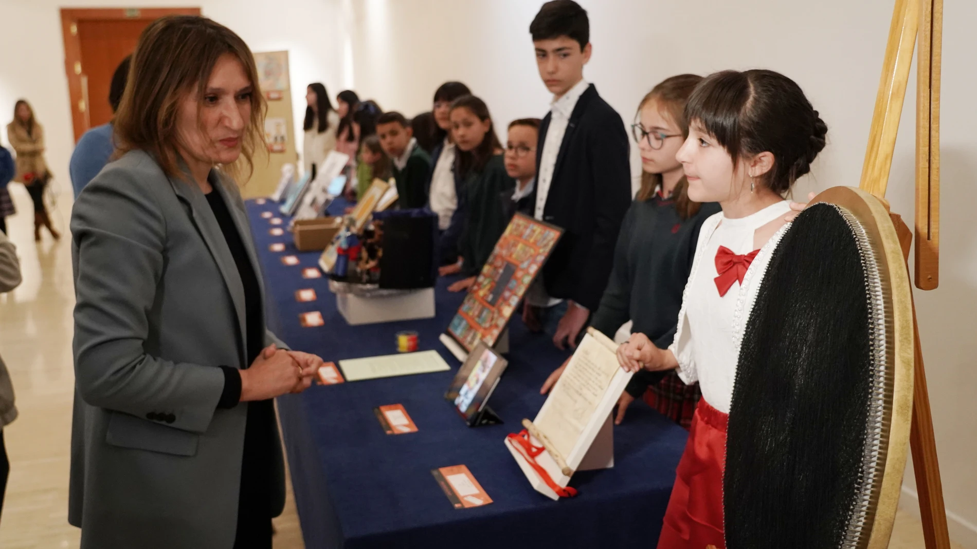Rocío Lucas visita la exposición de los trabajos presentados al concurso