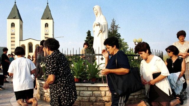 Un grupo de peregrinos, en el santuario bosnio de la Virgen de Medjugorje