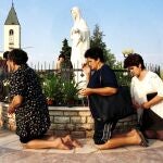 Un grupo de peregrinos, en el santuario bosnio de la Virgen de Medjugorje