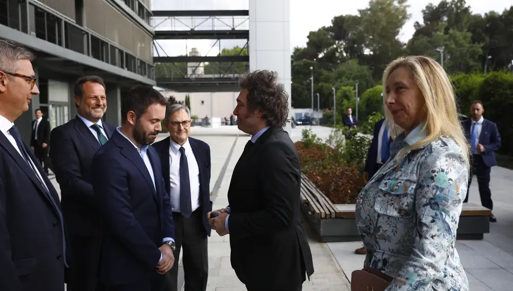 Milei saluda a Ramon Rallo juanto a su hermana Karina