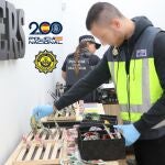 Policías locales y nacionales registran el establecimiento