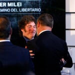 El presidente de Argentina, Javier Milei, saluda a Santiago Abascal, durante la presentación de su libro “El camino del libertario” .