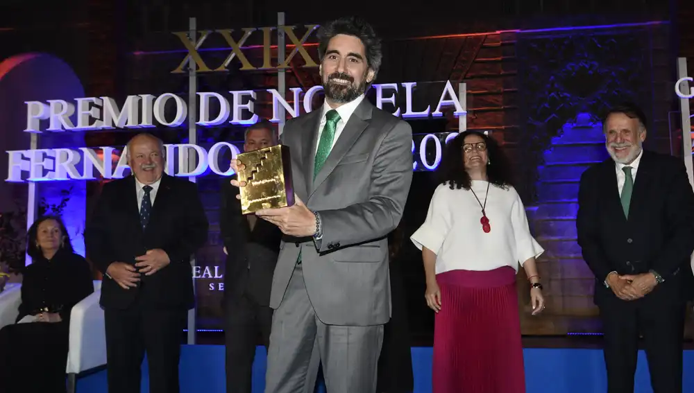 Manel Loureiro posa con el premio