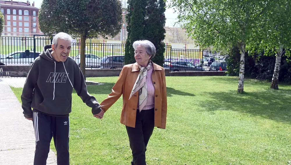 Zoila Vázquez, una de las madres que ayudó a la puesta en marcha de la asociación, junto con su hijo, usuario de la misma