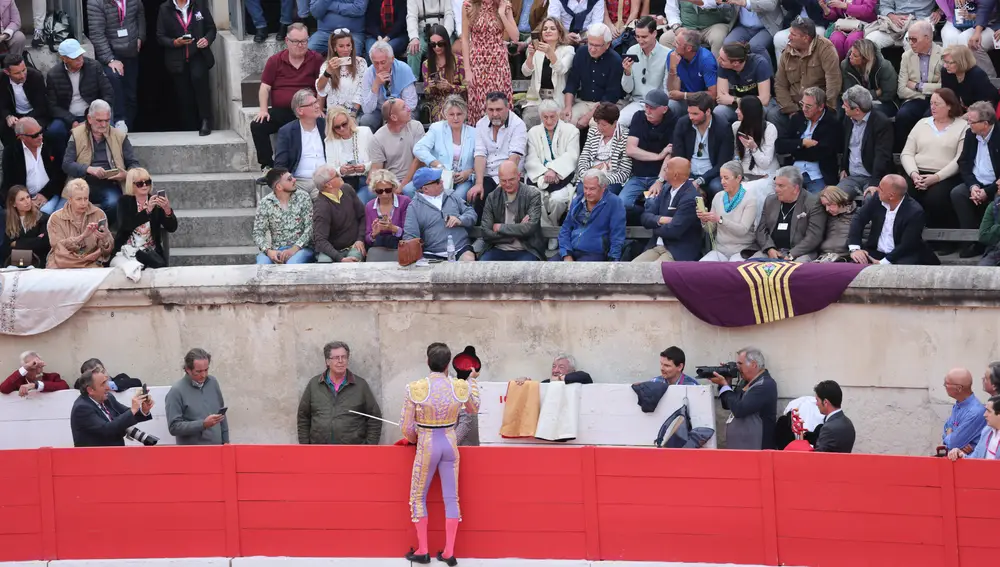 Enrique Ponce brindándole el toro a Ana Soria