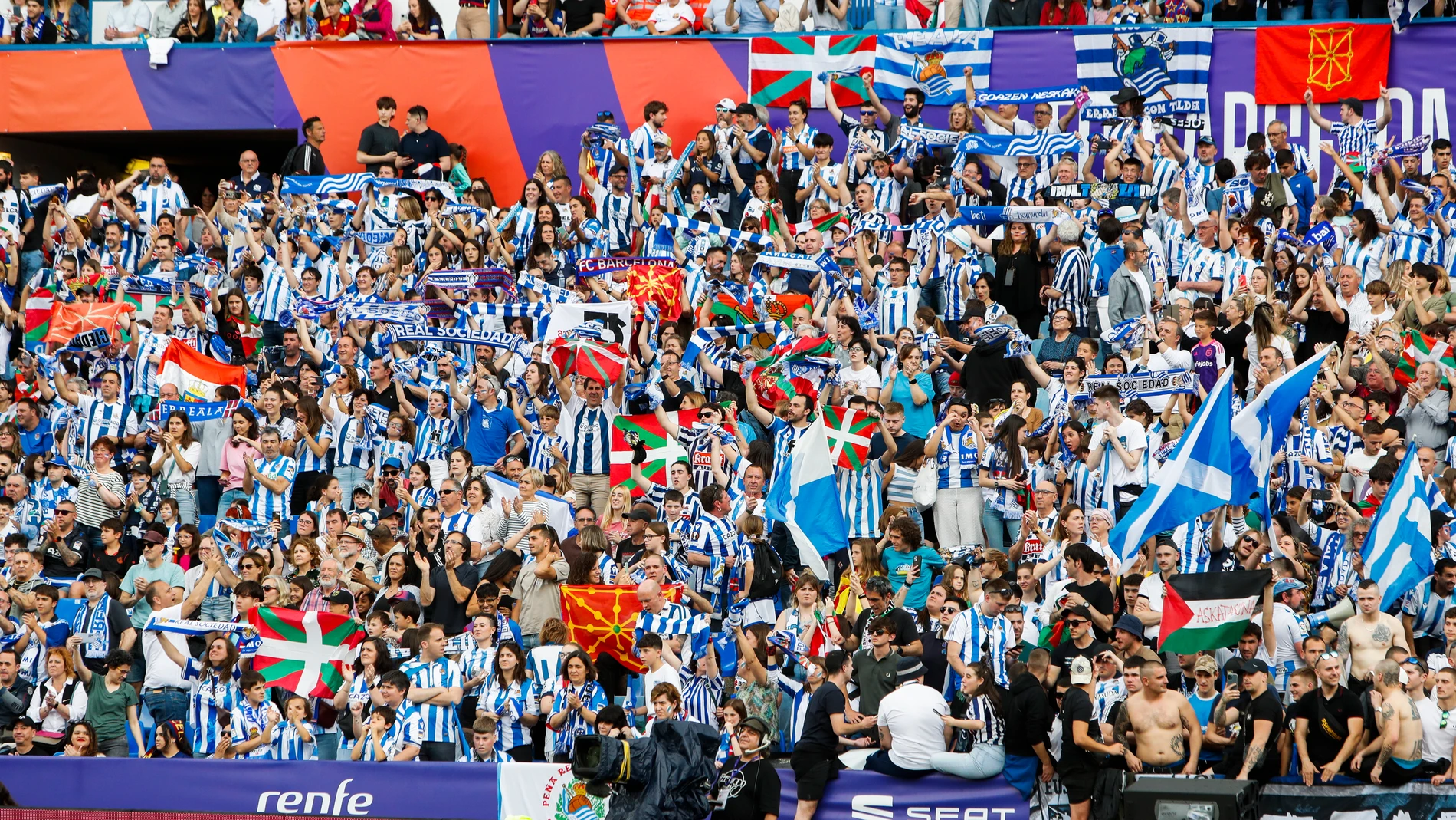 ZARAGOZA, 18/05/2024.- Aficionados de la Real Sociedad animan a su equipo instantes antes del inicio del partido de la final de la Copa de la Reina de fútbol que disputan este sábado el FC Barcelona y la Real Sociedad en el estadio de La Romareda de Zaragoza. EFE/ Javier Belver