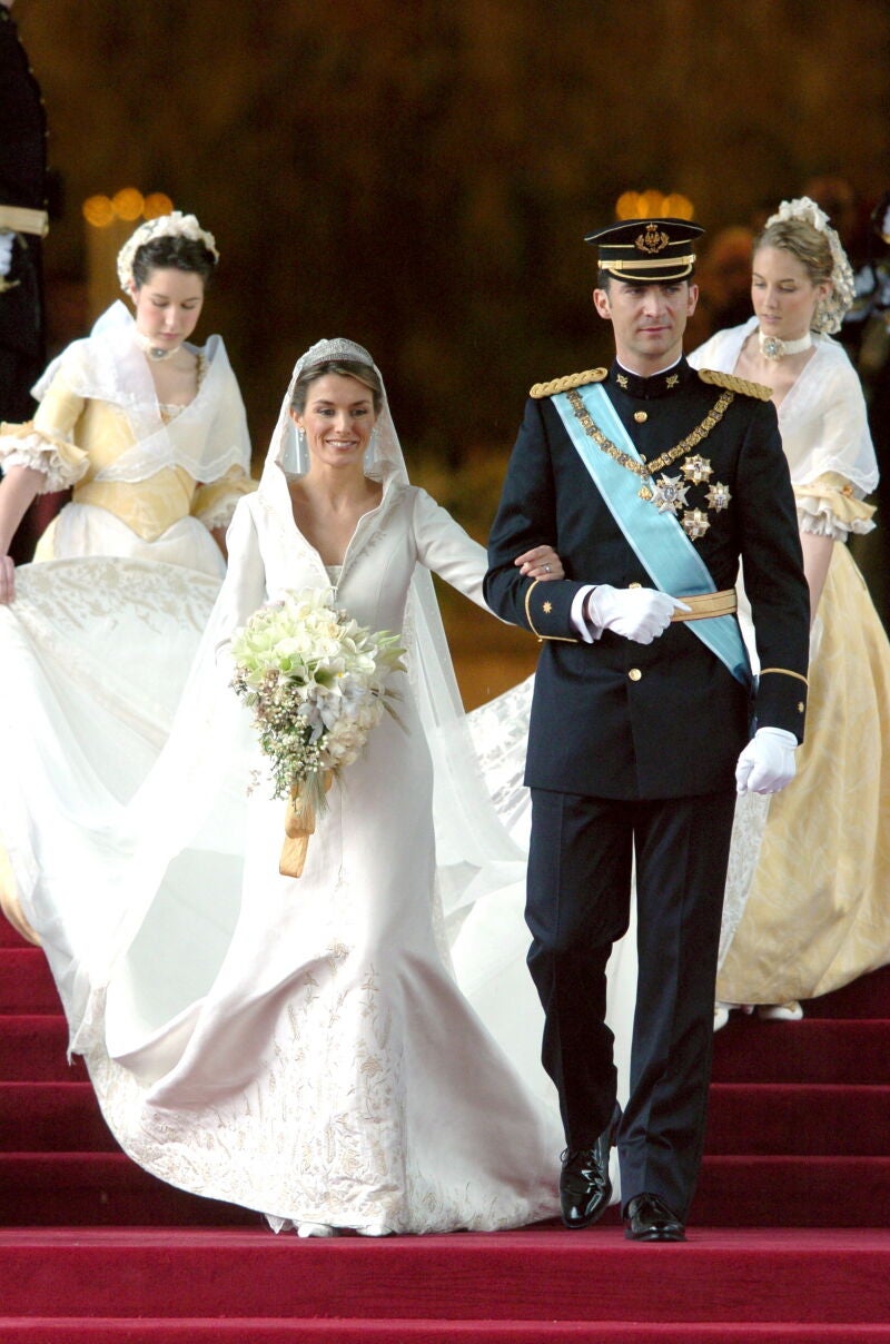 Los Príncipes de Asturias, don Felipe y doña Letizia, a su salida de la catedral de la Almudena,donde hoy contrajeron matrimonio . 