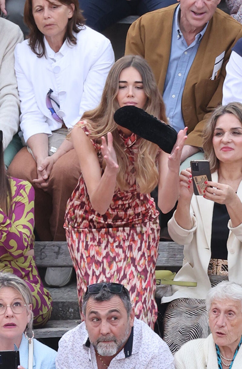 Ana Soria recoge la montera que le lanza Enrique Ponce