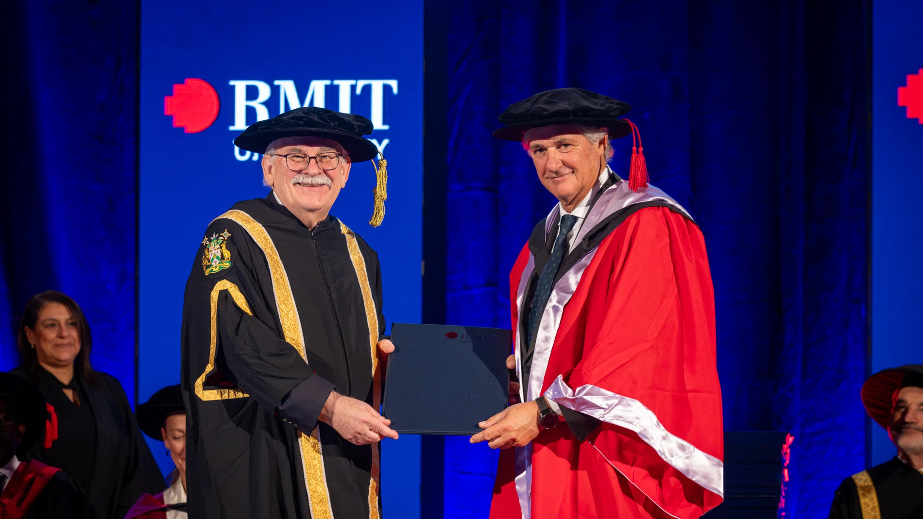 El rector de la RMIT University, profesor emérito Stephen Duckett, y José Manuel Entrecanales, presidente y CEO de ACCIONA, en la ceremonia