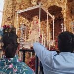 La Virgen del Rocío, en su paso procesional, a la espera del salto de la reja y su posterior encuentro con los peregrinos en la aldea almonteña