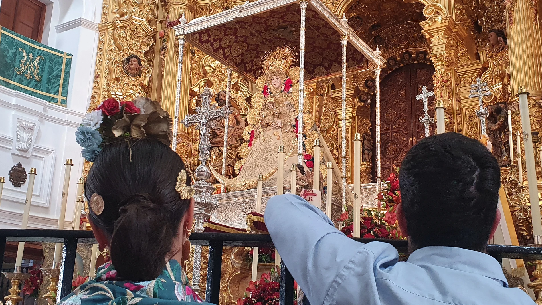 La Virgen del Rocío, en su paso procesional, a la espera del salto de la reja y su posterior encuentro con los peregrinos en la aldea almonteña