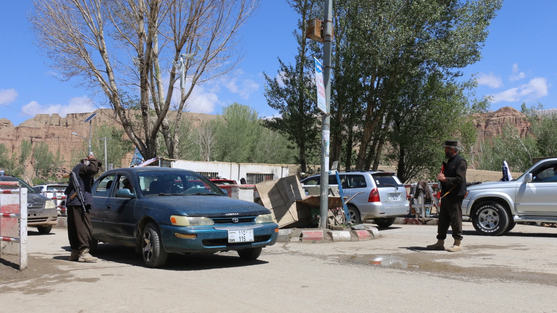 -FOTODELDIA- Bamiyán (Afganistán), 18/05/2024.- Puesto de seguridad a la entrada de la carretera que conduce a las ruinas de una estatua de Buda de 1.500 años de antigüedad en Bamiyán, Afganistán, 18 de mayo de 2024. Tres ciudadanos españoles murieron en un ataque en Bamiyán, capital de la provincia homónima en el centro de Afganistán, informó el 17 de mayo el portavoz del Ministerio del Interior talibán. Ningún grupo se había atribuido todavía la responsabilidad del ataque. Bamiyán es un sit...