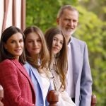 Fotografías de los Reyes Felipe y Letizia, junto a sus hijas, la princesa Leonor y la infanta Sofía, realizadas por el equipo fotográfico de la Casa de S.M. el Rey en los Jardines de Palacio Real, con motivo del vigésimo aniversario del enlace matrimonial de los Reyes que se cumplirá el próximo día, 22 de mayo. 