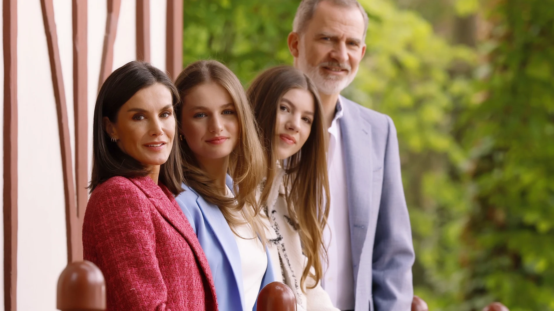 Fotografías de los Reyes Felipe y Letizia, junto a sus hijas, la princesa Leonor y la infanta Sofía, realizadas por el equipo fotográfico de la Casa de S.M. el Rey en los Jardines de Palacio Real, con motivo del vigésimo aniversario del enlace matrimonial de los Reyes que se cumplirá el próximo día, 22 de mayo.