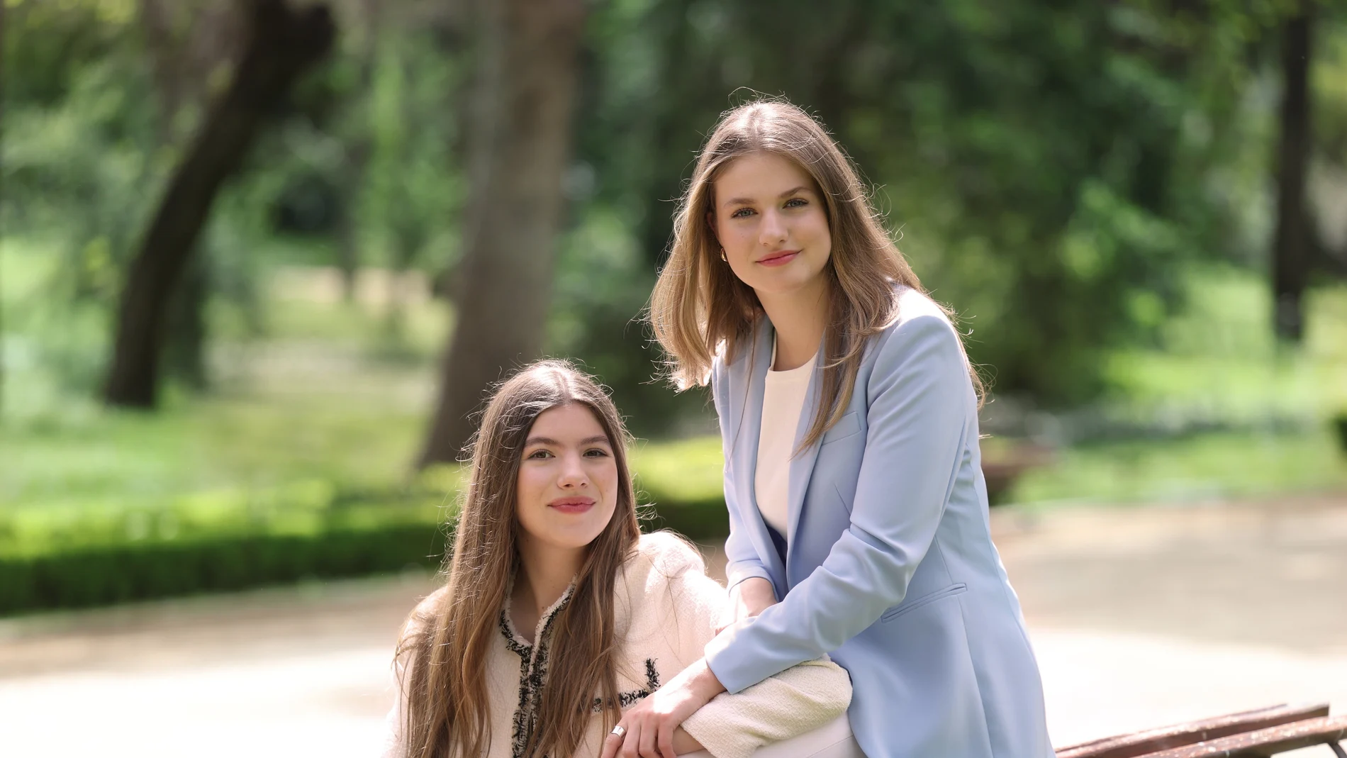 otografía de las hijas de los Reyes, la princesa Leonor (d) y la infanta Sofía, realizada por el equipo fotográfico de la Casa de S.M. el Rey en los Jardines del Moro del Palacio Real, con motivo del vigésimo aniversario del enlace matrimonial de los Reyes que se cumplirá el próximo día, 22 de mayo.