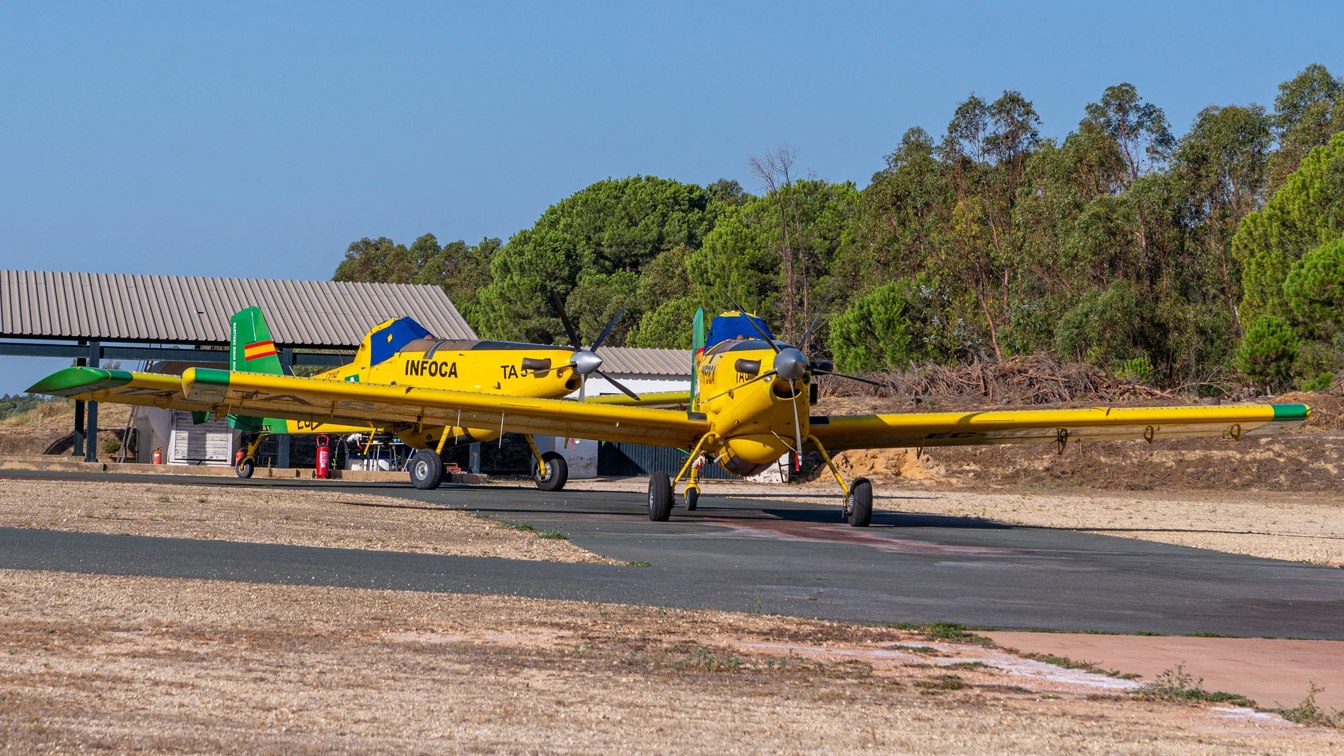 Aviones contra incendios modelo AT-802 en las pistas de Las Arenas