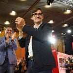 El secretario general del PSOE y presidente del Gobierno, Pedro Sánchez (i), y el líder del PSC y candidato del partido a la Presidencia de la Generalitat, Salvador Illa (d), durante un acto del PSC, en el Palau de Congressos de Catalunya, a 18 de mayo de 2024, en Barcelona, Catalunya (España). 
