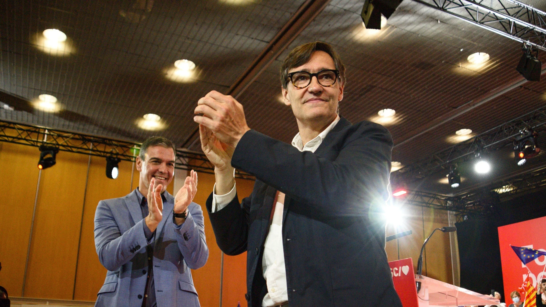 El secretario general del PSOE y presidente del Gobierno, Pedro Sánchez (i), y el líder del PSC y candidato del partido a la Presidencia de la Generalitat, Salvador Illa (d), durante un acto del PSC, en el Palau de Congressos de Catalunya, a 18 de mayo de 2024, en Barcelona, Catalunya (España).