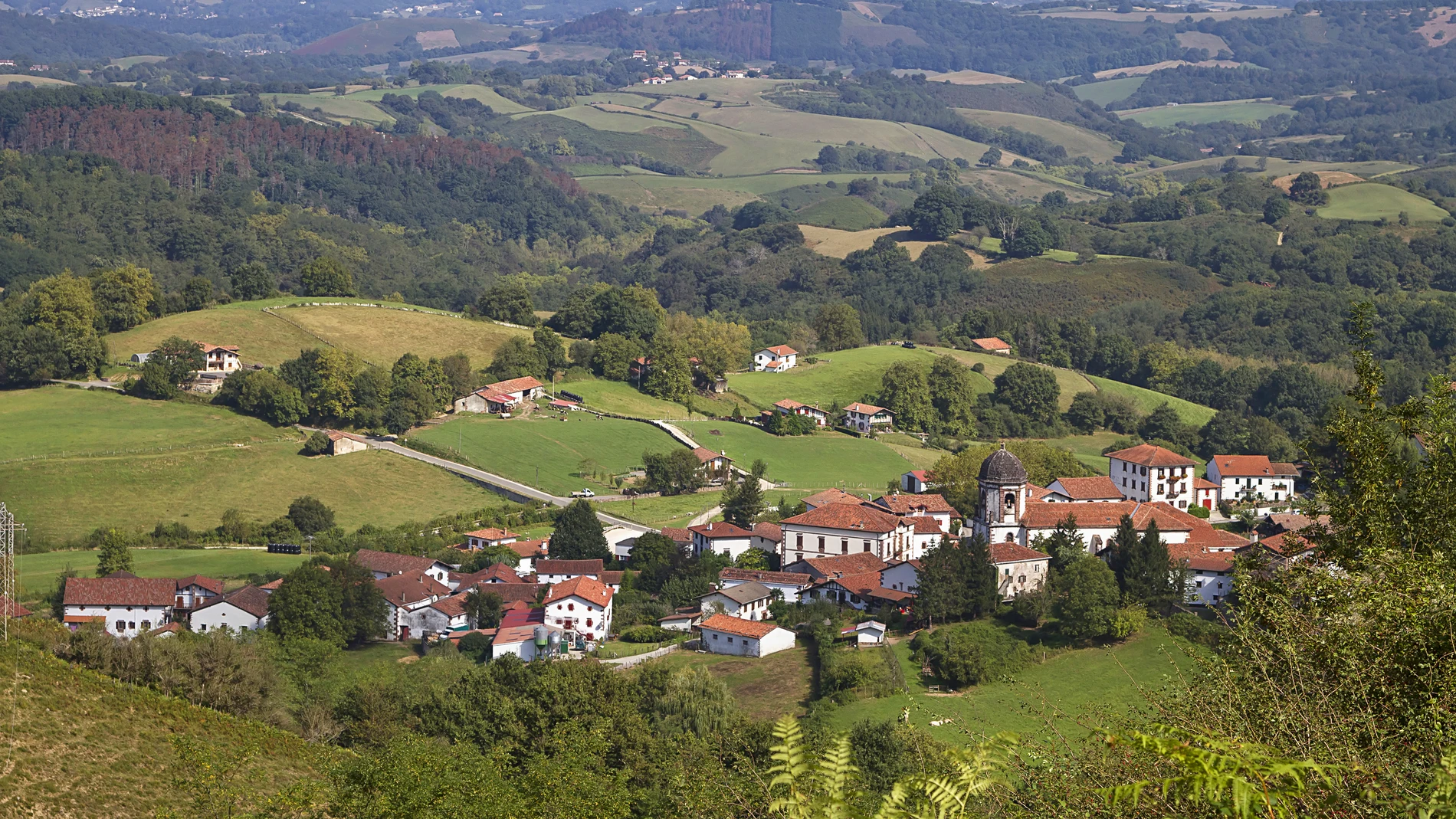 Entre los bellos lugares de España se encuentra El Valle de Baztán, en Navarra, que engloba varios pueblos, como Elizondo (en la imagen) o Azpilicuetagaraycosaroyarenberecolarrea, el pueblo con el nombre más largo de España