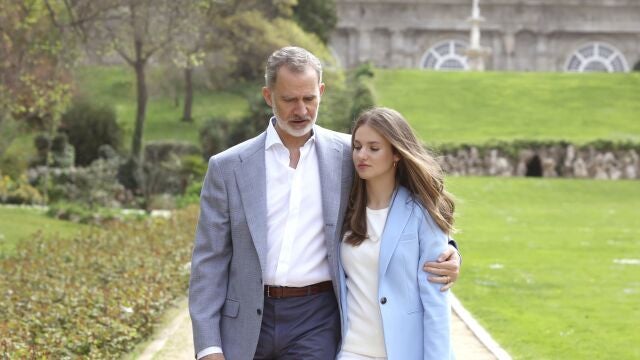 Fotografía del Rey Felipe junto a su hija, la princesa Leonor, realizada por el equipo fotográfico de la Casa de S.M. el Rey en los Jardines de Palacio Real, con motivo del vigésimo aniversario del enlace matrimonial de los Reyes que se cumplirá el próximo día, 22 de mayo.
