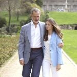 Fotografía del Rey Felipe junto a su hija, la princesa Leonor, realizada por el equipo fotográfico de la Casa de S.M. el Rey en los Jardines de Palacio Real, con motivo del vigésimo aniversario del enlace matrimonial de los Reyes que se cumplirá el próximo día, 22 de mayo.