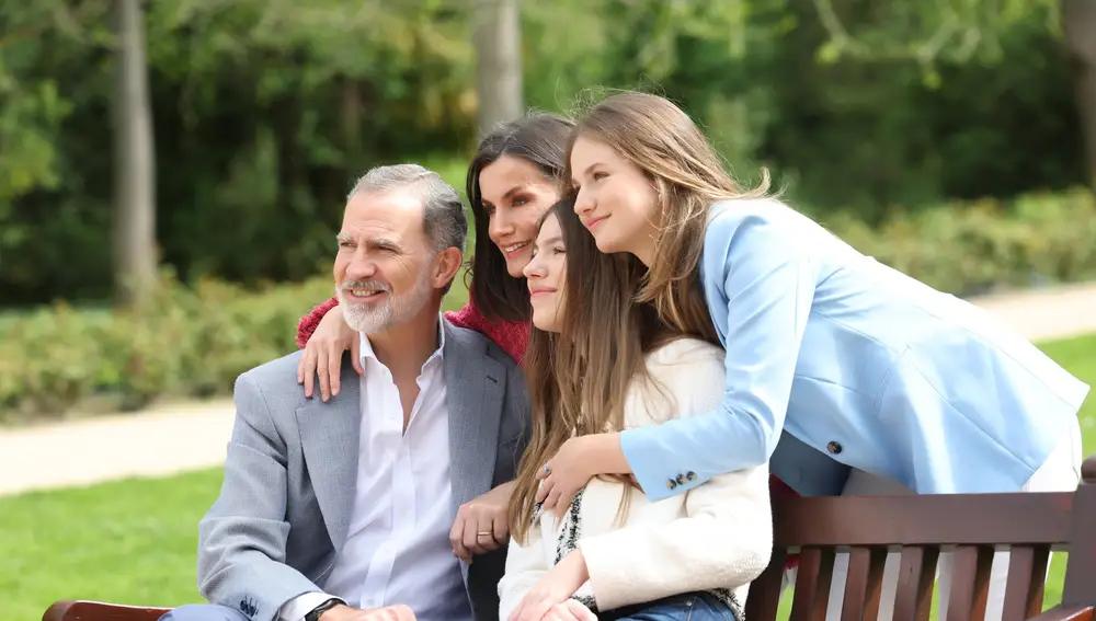 Fotografías de los Reyes Felipe y Letizia, junto a sus hijas, la princesa Leonor y la infanta Sofía, realizadas por el equipo fotográfico de la Casa de S.M. el Rey en los Jardines del Moro del Palacio Real, con motivo del vigésimo aniversario del enlace matrimonial de los Reyes que se cumplirá el próximo día, 22 de mayo.