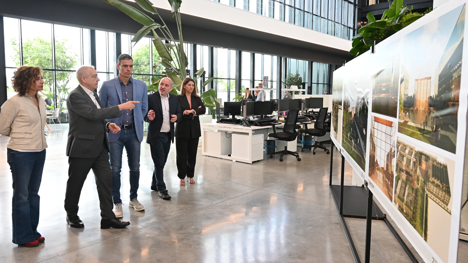 BARCELONA, 18/05/2023.- El presidente del Gobierno, Pedro Sánchez (c), acompañado por la vicepresidenta primera y ministra de Hacienda, María Jesús Montero (i), ha visitado el DFactory Barcelona, un hub tecnológico que alberga más de 30 empresas y cuyo objetivo es impulsar la industria 4.0 en nuestro país. EFE/Moncloa/Borja Puig de la Bellacasa -SOLO USO EDITORIAL/SOLO DISPONIBLE PARA ILUSTRAR LA NOTICIA QUE ACOMPAÑA (CRÉDITO OBLIGATORIO)-