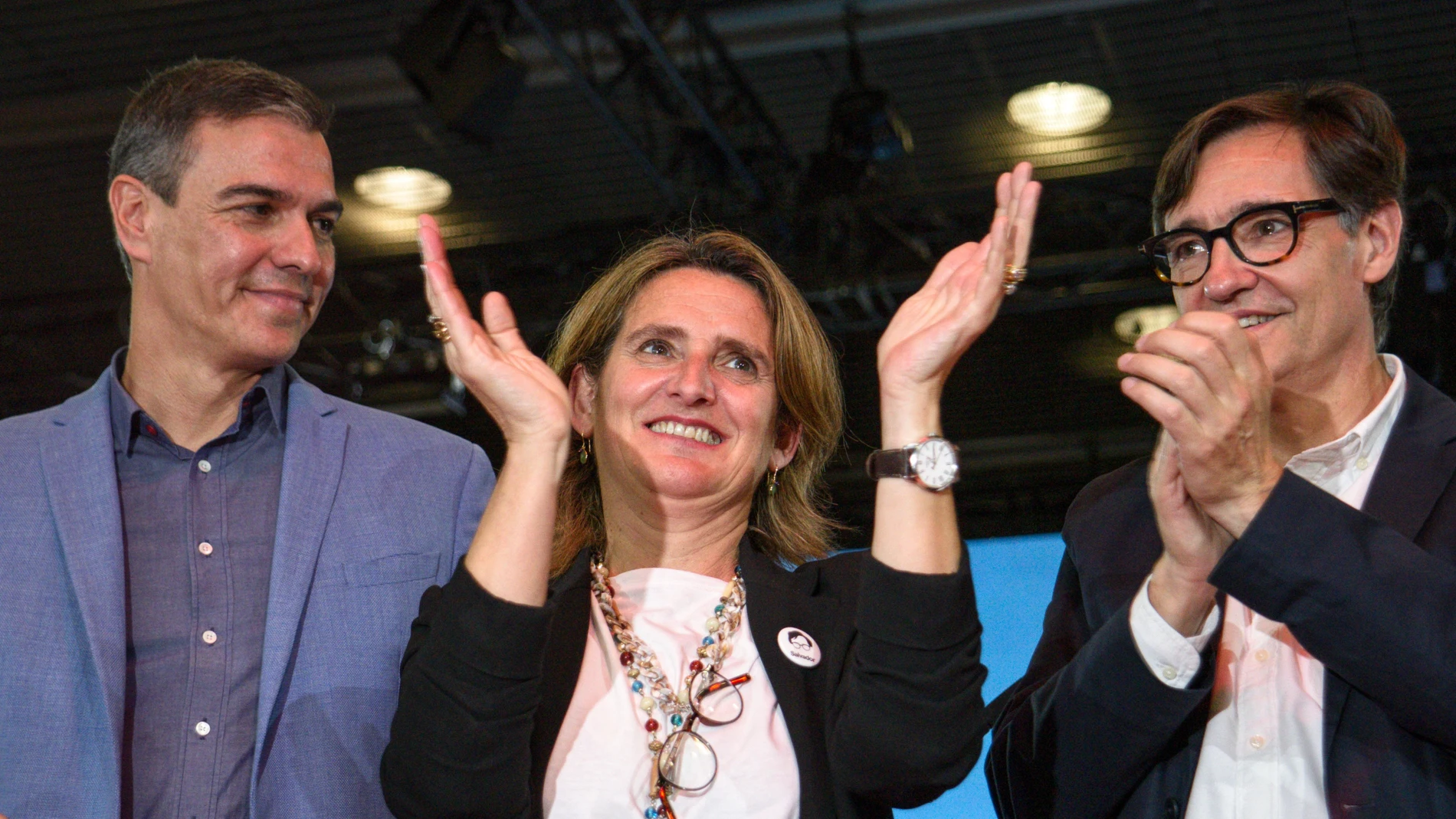 (I-D) El secretario general del PSOE y presidente del Gobierno, Pedro Sánchez, la candidata del PSOE a las elecciones europeas y vicepresidenta tercera y ministra para la Transición Ecológica, Teresa Ribera, y el líder del PSC y candidato del partido a la Presidencia de la Generalitat, Salvador Illa, durante un acto del PSC, en el Palau de Congressos de Catalunya, a 18 de mayo de 2024, en Barcelona, Catalunya (España). El acto se celebra unos días después de la victoria de Salvador Illa en la...