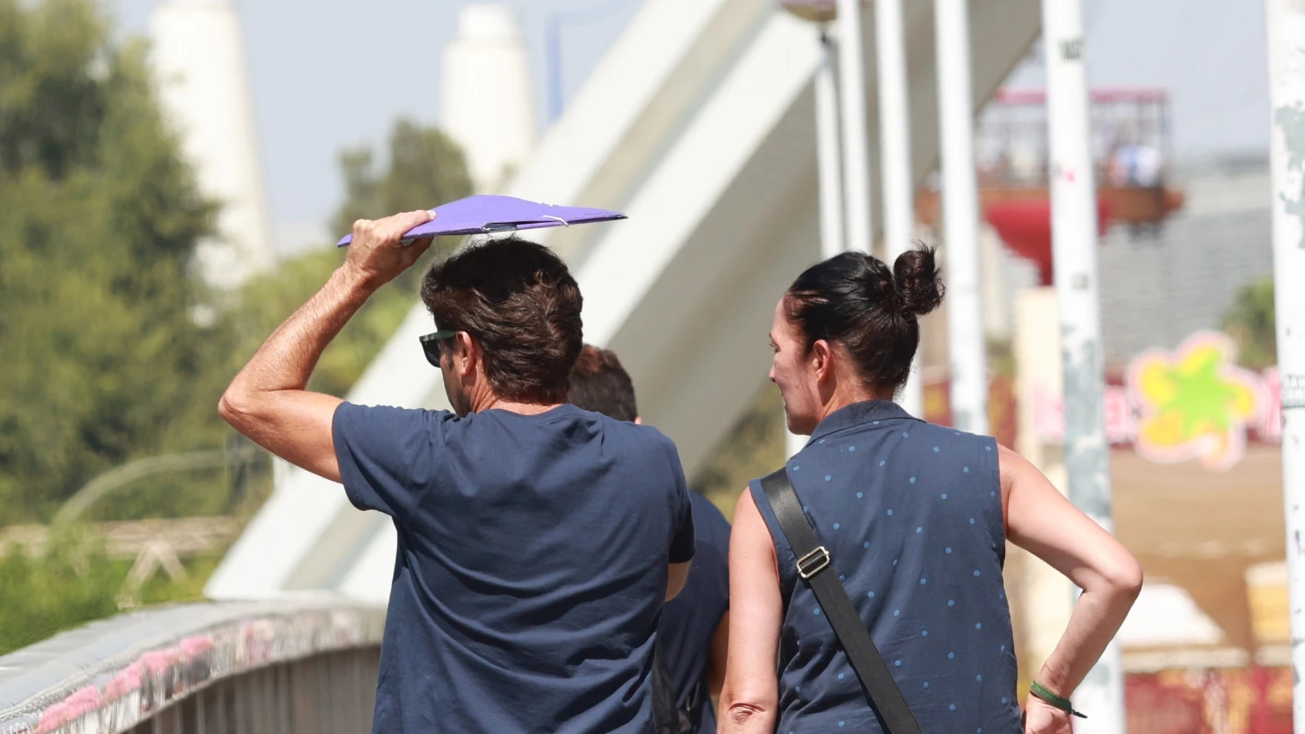 Dos personas se protegen del calor en Sevilla