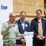 Javier Iglesias durante el acto, en presencia de García Carbayo y Marcos Iglesias