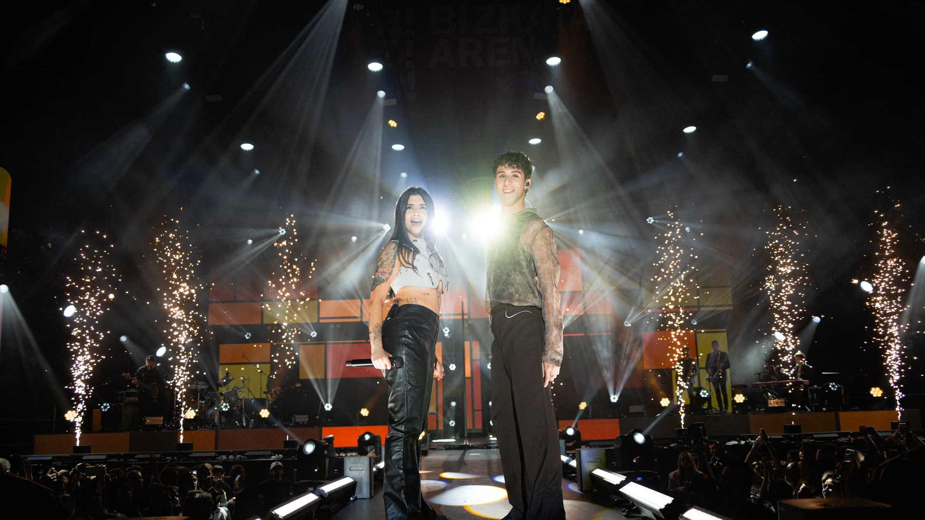 La ganadora de OT 23, Naiara, junto al cantante sevillano Álvaro Mayo, durante un concierto de la gira