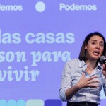 Ione Belarra e Irene Montero en acto de Podemos sobre vivienda
