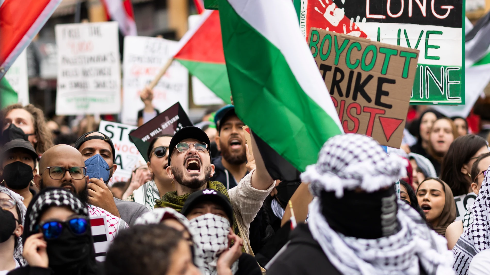 New York (United States), 18/05/2024.- People gather for a pro-Palestine rally, organized partly to observe a commemoration of the Nabka, in the Bay Ridge neighborhood of the Brooklyn borough of New York, USA, 18 May 2024. More than 35,000 Palestinians and over 1,400 Israelis have been killed, according to the Palestinian Health Ministry and the Israel Defense Forces (IDF), since Hamas militants launched an attack against Israel from the Gaza Strip on 07 October 2023, and the Israeli operatio...