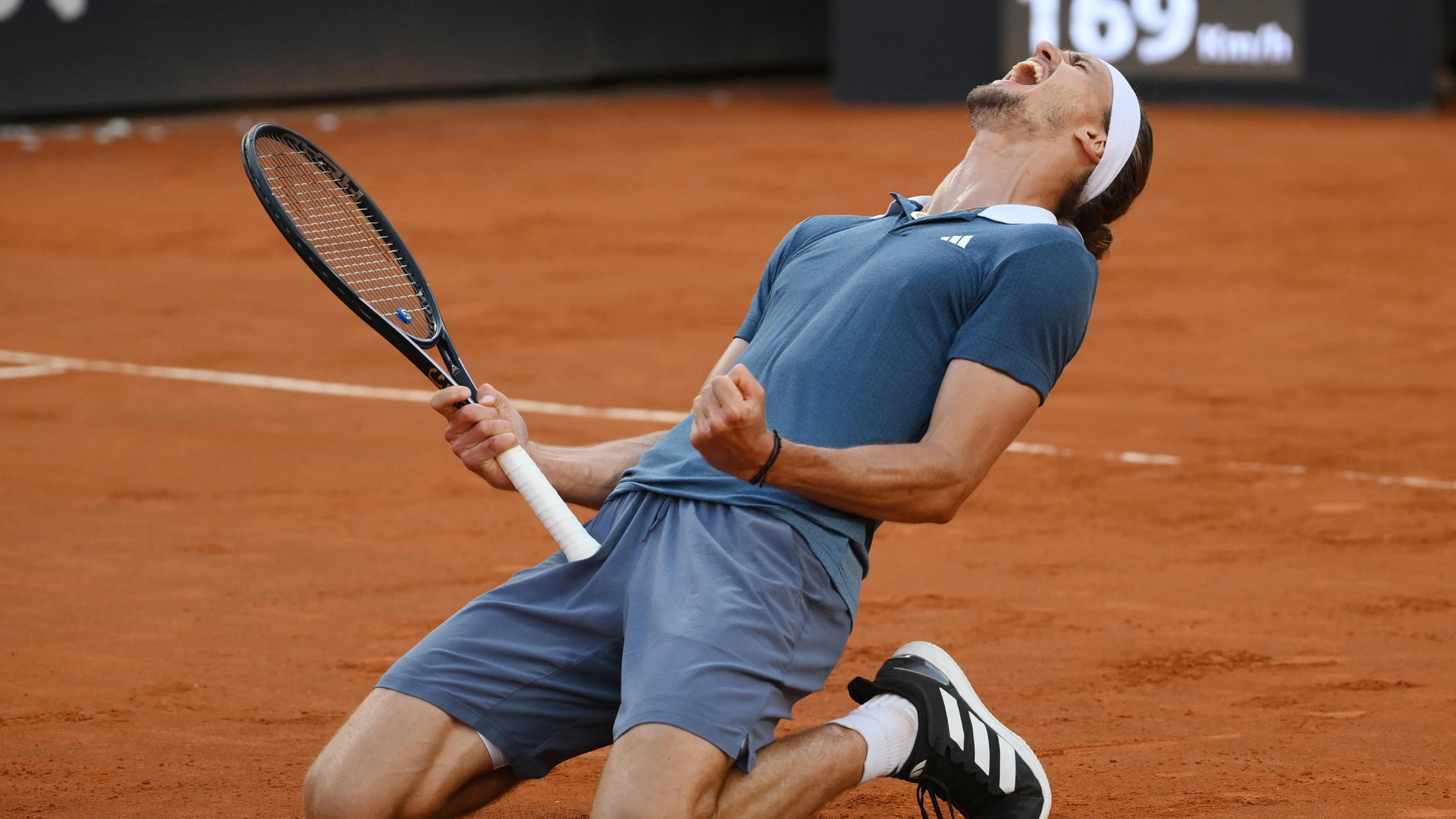 Rome (Italy), 19/05/2024.- Alexander Zverev of Germany celebrates winning his men's singles final match against Nicolas Jarry of Chile at the Italian Open tennis tournament in Rome, Italy, 19 May 2024. (Tenis, Alemania, Italia, Roma) EFE/EPA/ETTORE FERRARI