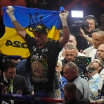 Oleksander Usyk celebra la victoria ante Tyson Fury
