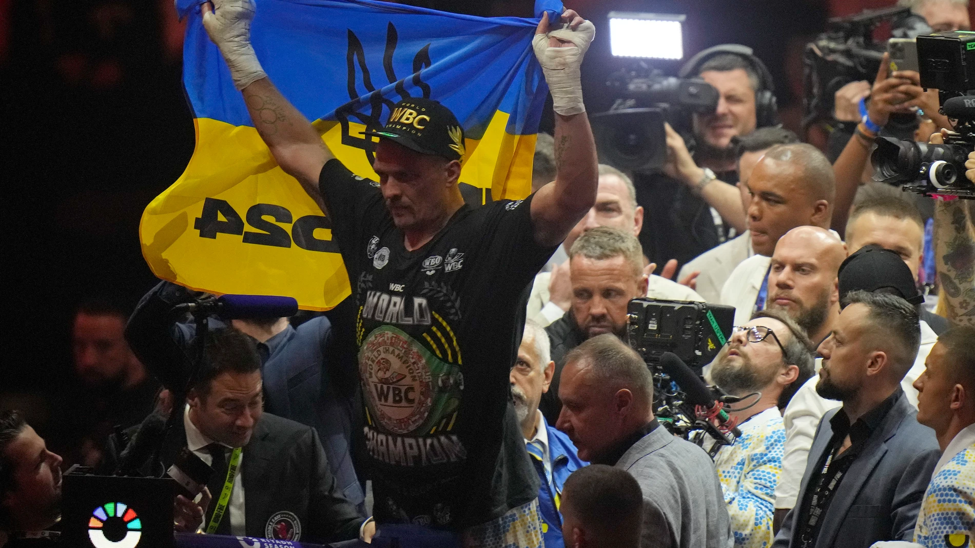 Oleksander Usyk celebra la victoria ante Tyson Fury