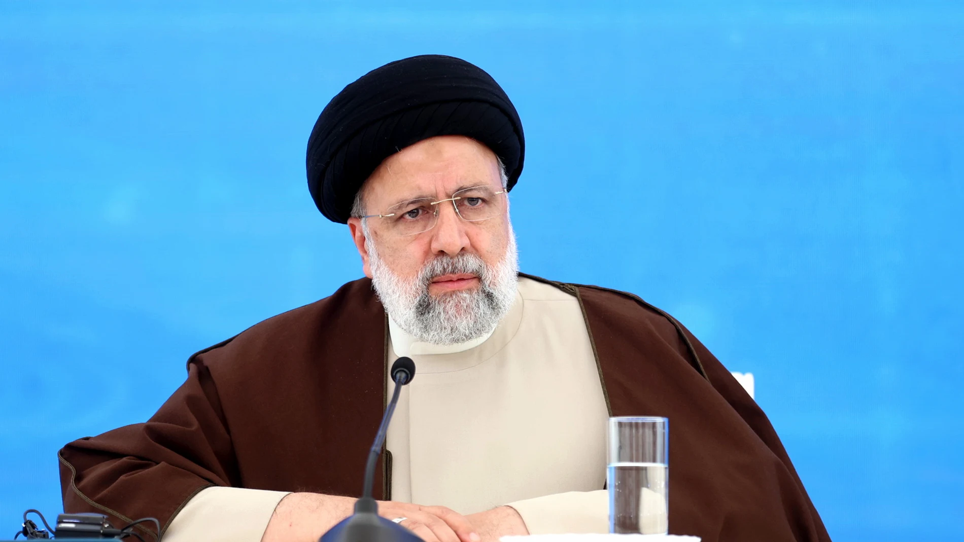 El presidente de Irán, Ebrahim Raisi, durante la inauguración de una presa en la frontera con Azerbaiyán, horas antes del siniestro mortal de su helicóptero (archivo) 19/05/2024
