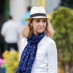 La Infanta Elena con pantalones anchos.