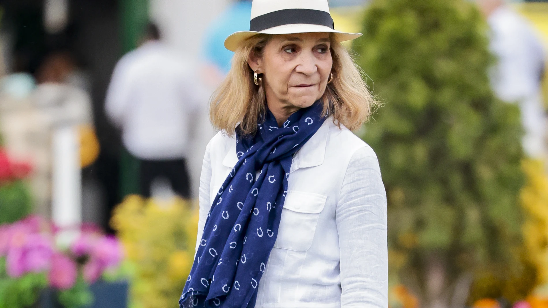 La Infanta Elena con pantalones anchos.