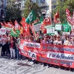 Los sindicatos UGT, CSIF y CCOO han reunido en la Plaza del Carmen a alrededor de 300 personas del sector de la limpieza no sanitaria de la provincia de Granada.