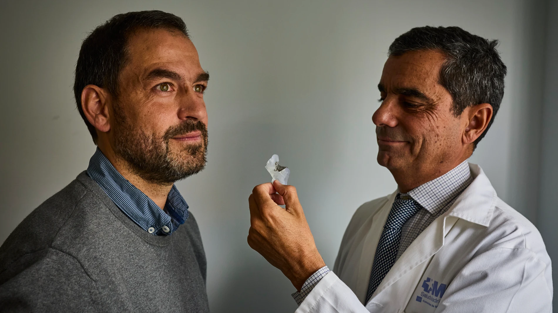 Entrevista con el Dr. Santiago Ochandiano, experto en cirugía oral y maxilofacial del hospital Gregorio Marañón, y que ha tratado a un paciente al que le ha realizado una cirugía de reconstrucción facial. © Alberto R. Roldán / Diario La Razón.20 05 2024