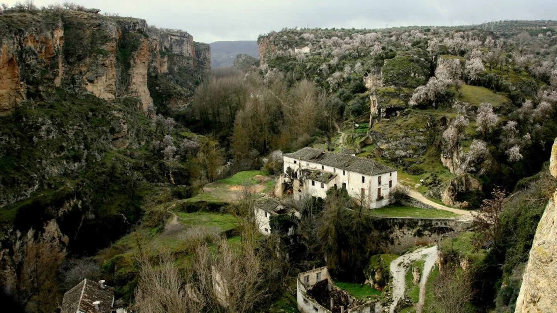 La ciudad que está colgada "del pico de una roca como el nido de un águila"