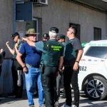 Vecinos y guardias civiles congregados cerca de la vivienda 