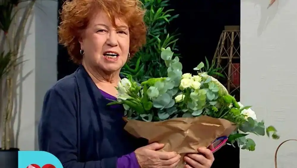 Rosa Villacastín con un ramo de flores en 'D corazón'