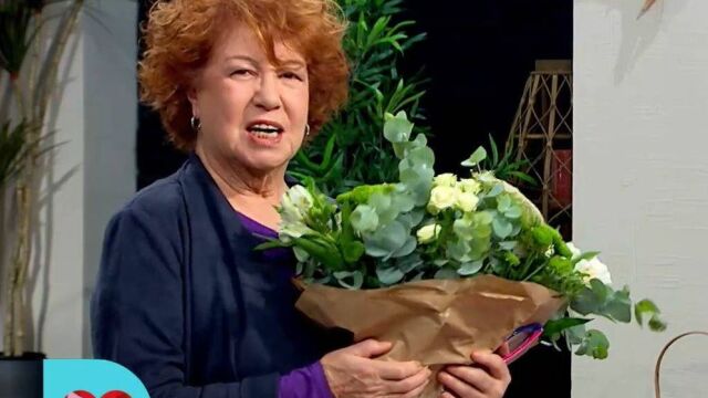 Rosa Villacastín con un ramo de flores en 'D corazón'