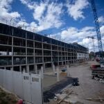 Obras en bloques de viviendas, en Madrid (España). Las compraventas de viviendas retomó de nuevo las caídas en marzo con un descenso del 19,3 % interanual, de forma que en el primer trimestre del año acumula un recorte del 5,6 %, según los datos difundidos este jueves por el Instituto Nacional de Estadística (INE).