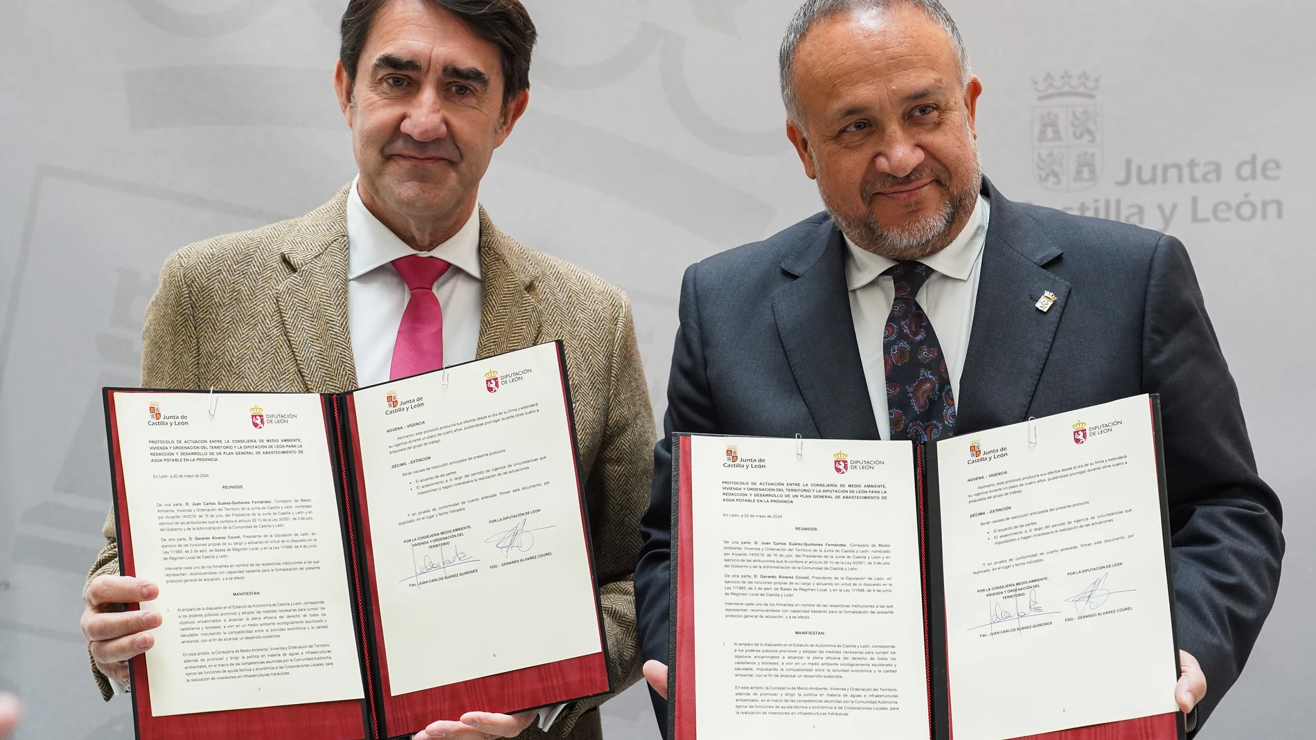 Firma del convenio entre Juan Carlos Suárez-Quiñones y Gerardo Álvarez Courel
