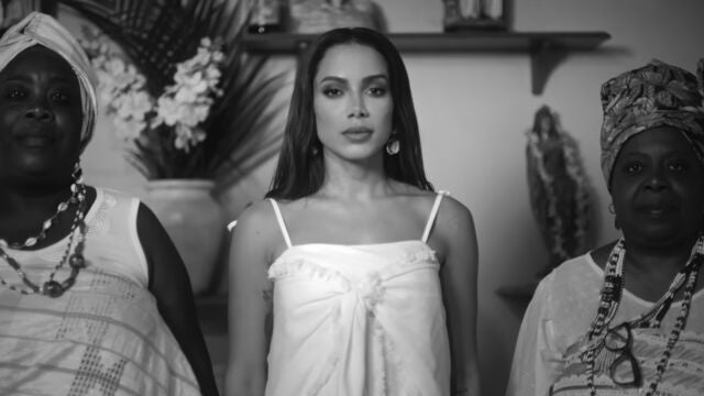 La cantante brasileña Anitta, en el centro, en un fotograma del videoclip de «Aceita», la canción por la que ha perdido 200.000 seguidores en redes