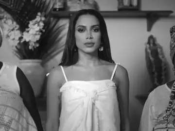 La cantante brasileña Anitta, en el centro, en un fotograma del videoclip de «Aceita», la canción por la que ha perdido 200.000 seguidores en redes La cantante brasileña Anitta, en el centro, en un fotograma del videoclip de «Aceita», la canción por la que ha perdido 200.000 seguidores en redes